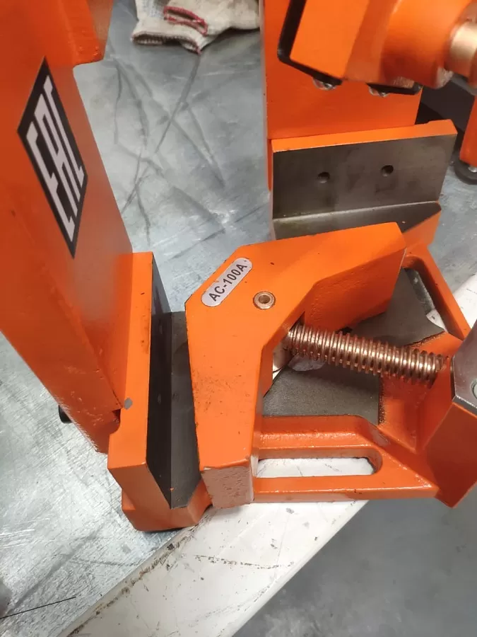 Угловой зажим трёхосевой Stalex AC-100Н